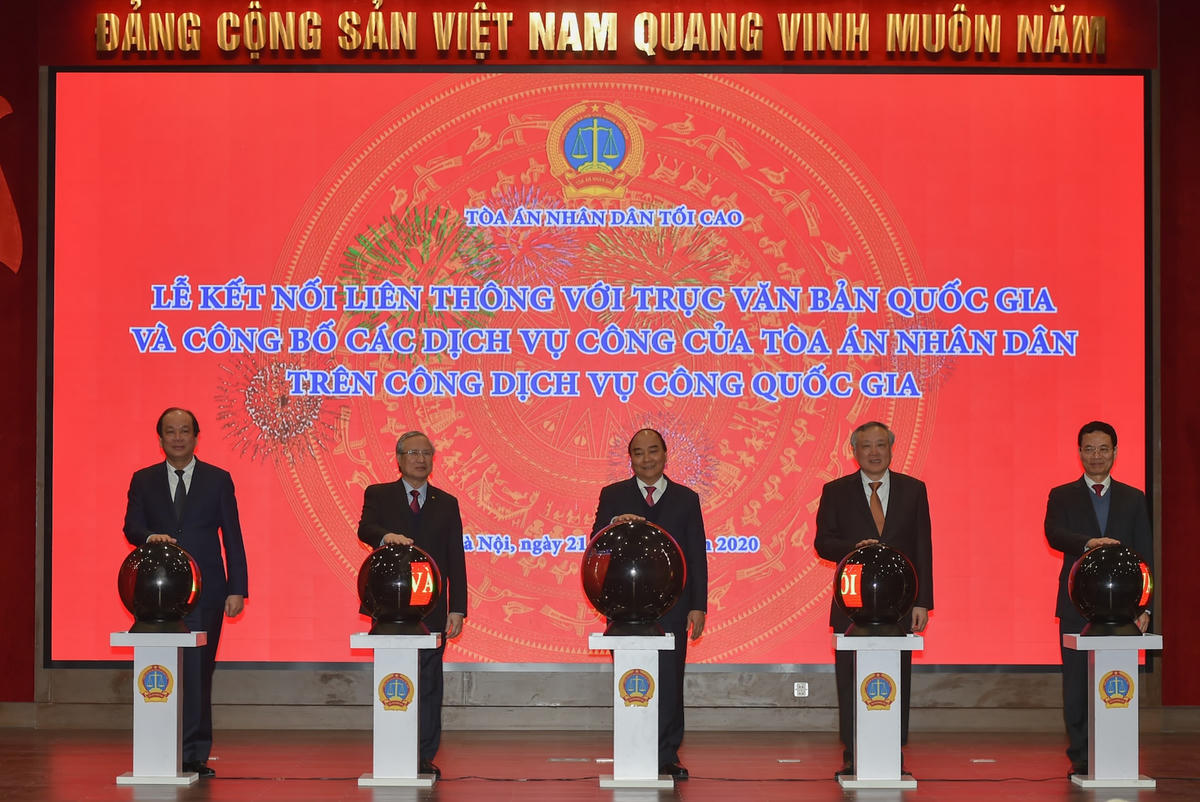 Thủ tướng và các đại biểu thực hiện nghi thức công bố Cổng dịch vụ công TAND trên Cổng dịch vụ công quốc gia. Ảnh: VGP/Quang Hiếu.