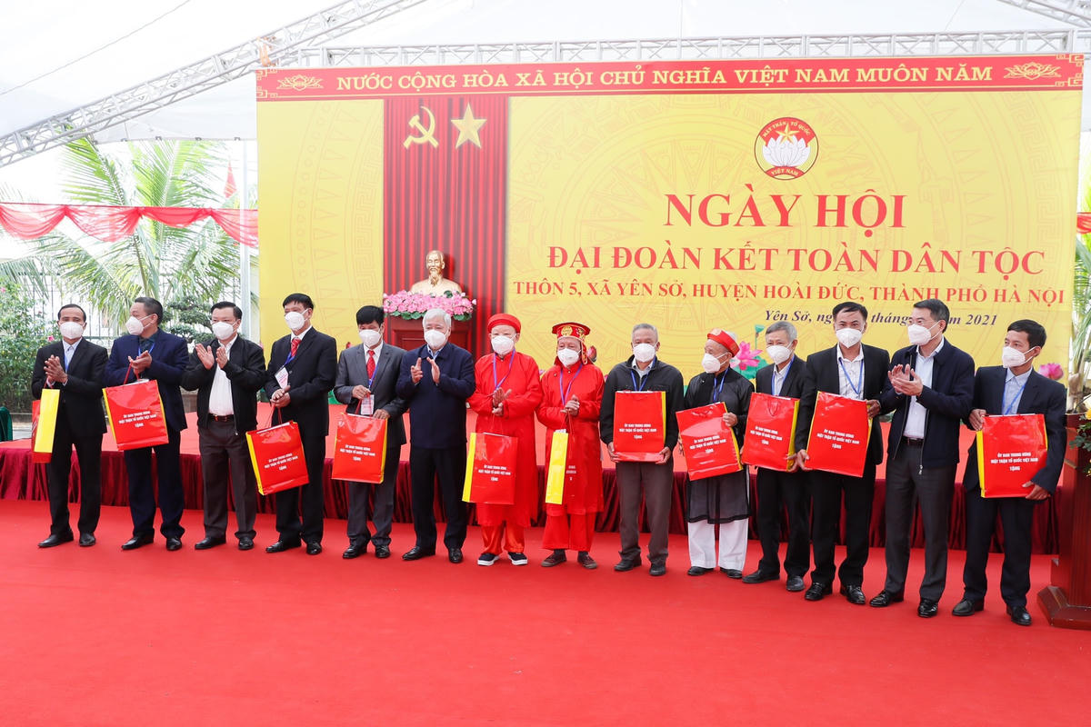 Chủ tịch UBTƯ MTTQ Việt Nam Đỗ Văn Chiến, Bí thư Thành ủy Hà Nội Đinh Tiến Dũng, Chánh Văn phòng Trung ương Đảng Lê Minh Hưng tặng quà cho các gia đình tiêu biểu.