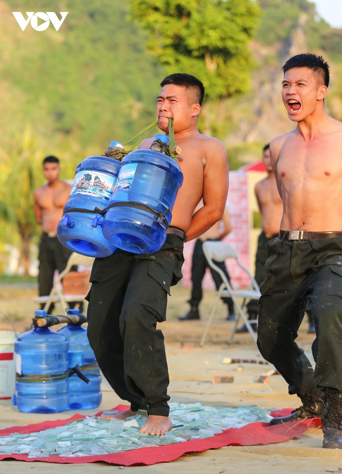 [VIDEO]: Cảnh sát cơ động vận khí công, tay không trấn áp tội phạm