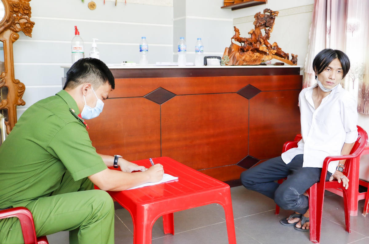 Lực lượng chức năng đang lấy lời khai đối tượng Huỳnh Quan Tuấn.