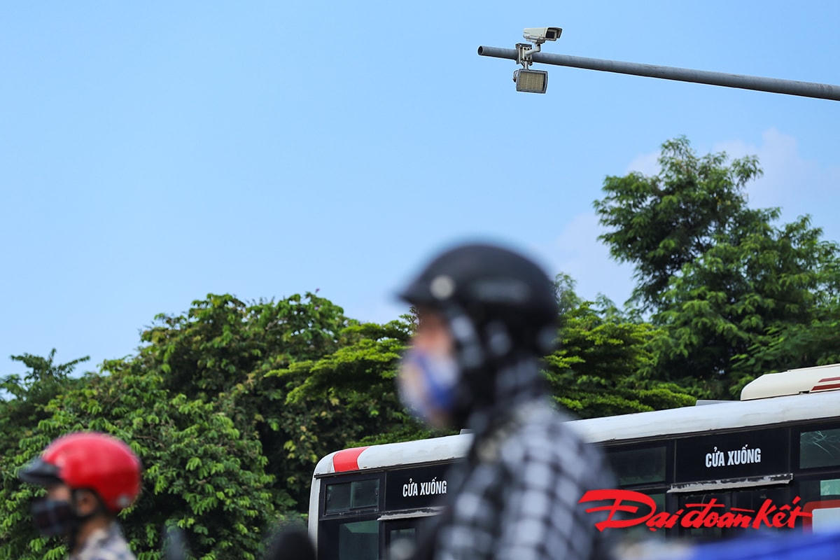 Trên thực tế, mặc dù có tính ưu việt là ghi hình vi phạm 24/24, tuy nhiên, hệ thống camera cũng có những điểm mù không thể quan sát hết được, đòi hỏi phải có lực lượng CSGT để tuần tra vi phạm.