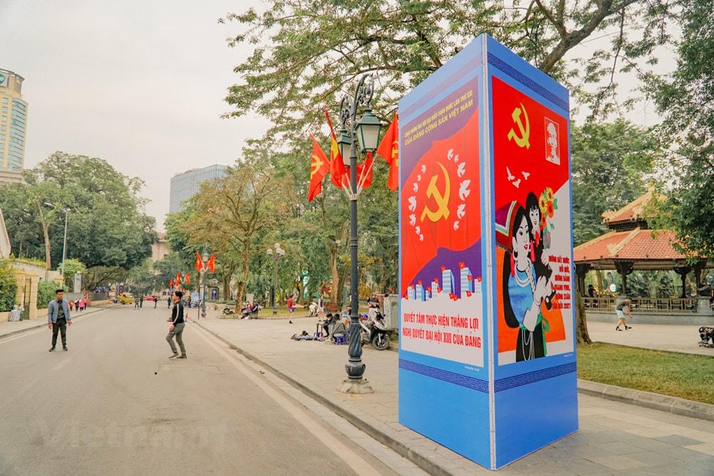 Theo Sở Văn hóa và Thể thao Hà Nội, đến ngày 8/1, công tác trang trí tuyên truyền, cổ động trực quan phục vụ Đại hội đại biểu toàn quốc lần thứ XIII của Đảng đã hoàn thành với khối lượng lớn. (Ảnh: Minh Hiếu/Vietnam+).