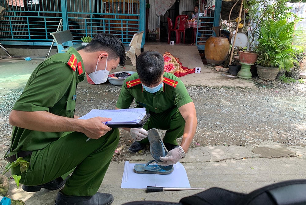 Lực lượng công an khám nghiệm hiện trường.