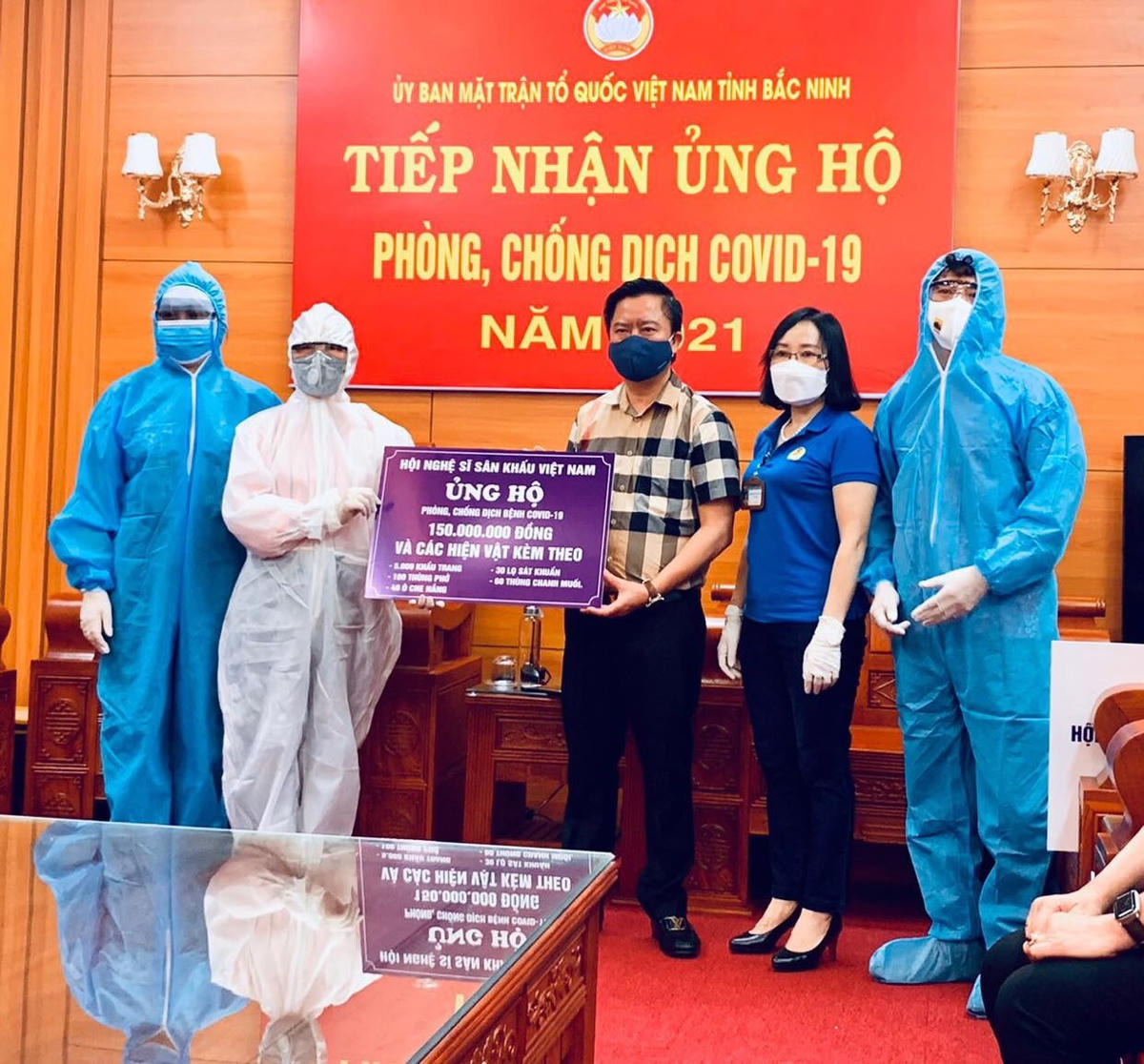 Hội Nghệ sĩ Sân khầu Việt Nam ủng hộ phòng chống dịch tại tỉnh Bắc Ninh.