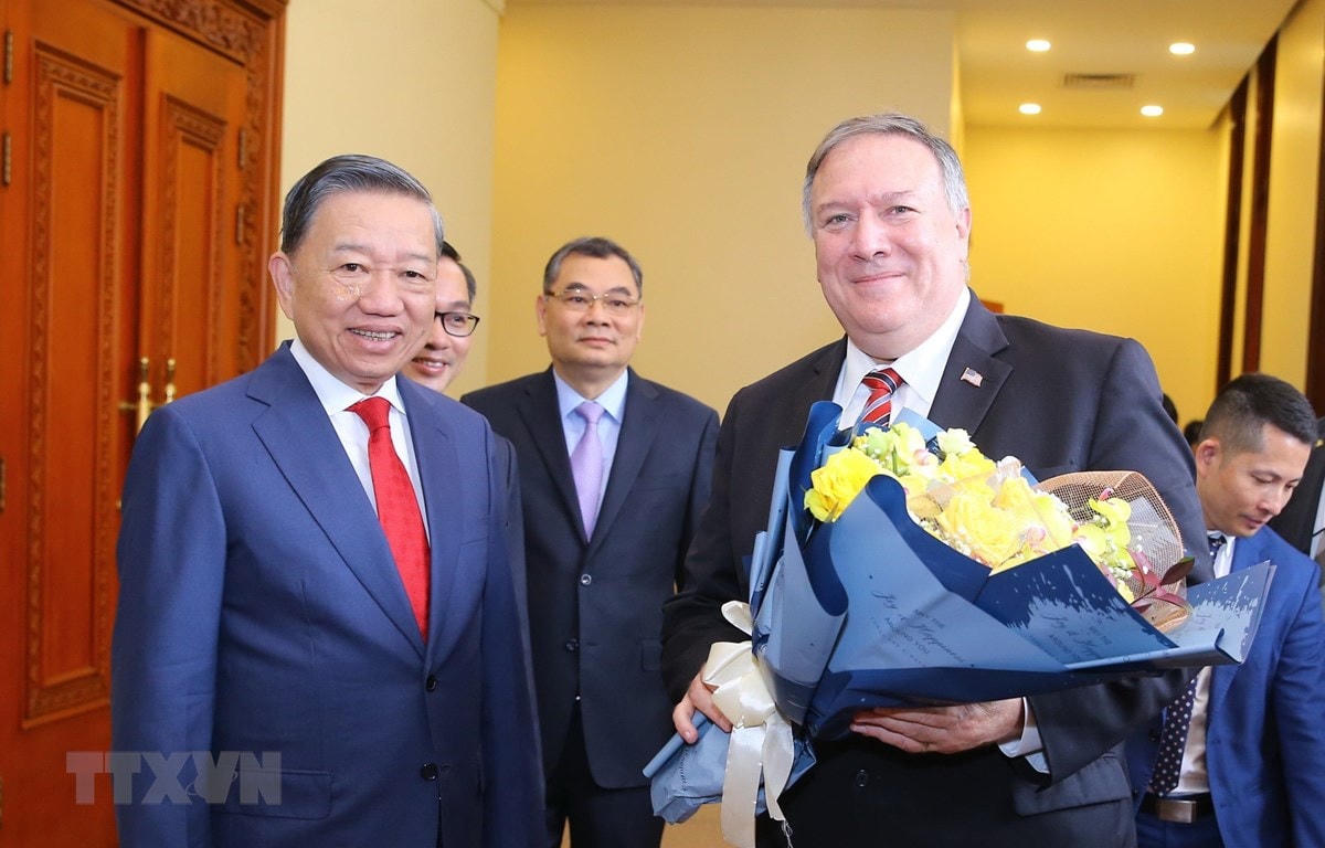 Bộ trưởng Bộ Công an Tô Lâm đón Ngoại trưởng Hoa Kỳ Mike Pompeo. (Ảnh: Doãn Tấn/TTXVN).  