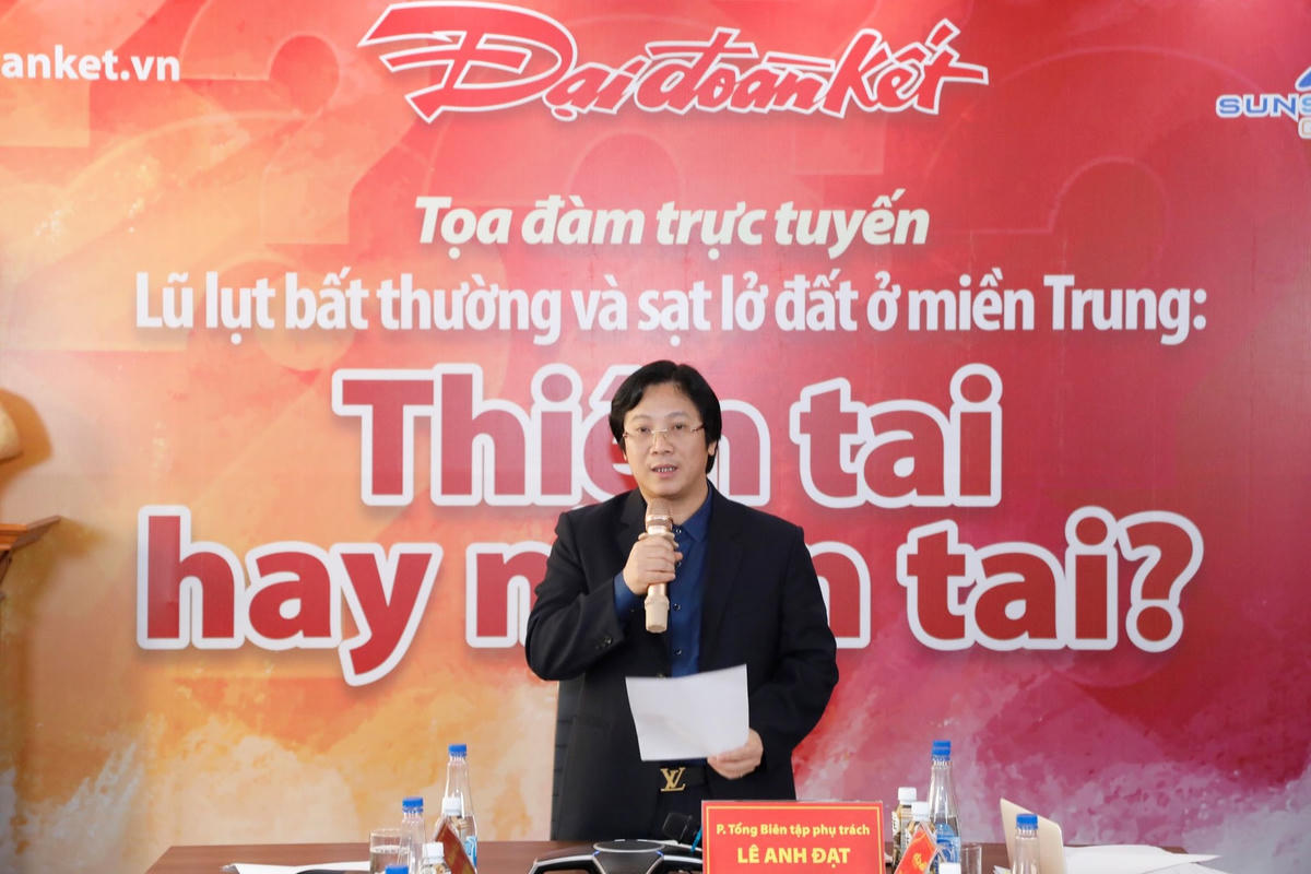 Nhà báo Lê Anh Đạt - Phó Tổng Biên tập phụ trách báo Đại Đoàn Kết phát biểu khai mạc tọa đàm. Ảnh: Quang Vinh.