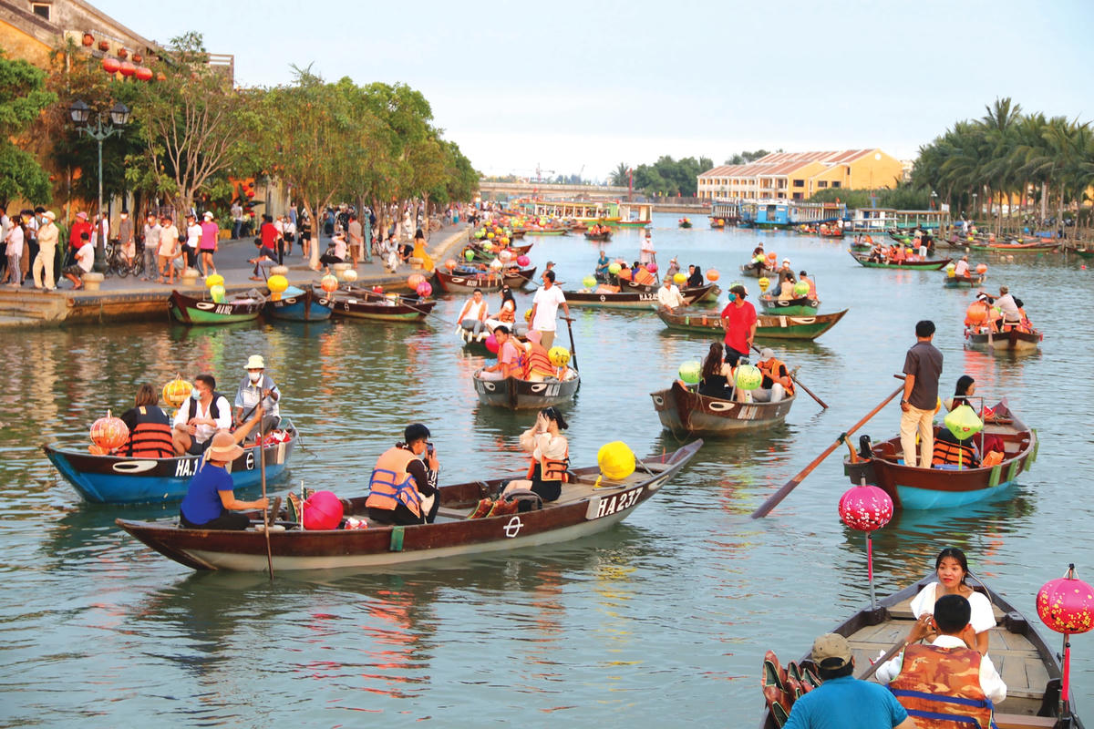 Sông Hoài tấp nập.  