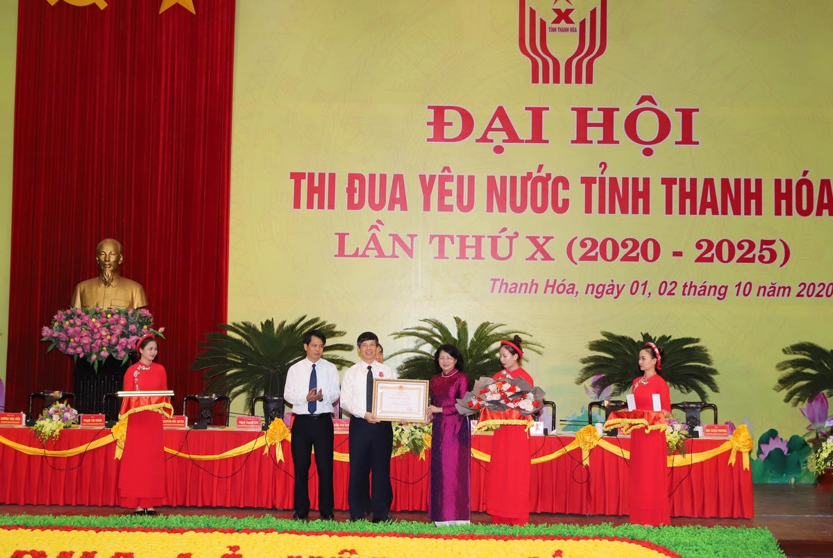 Ông Nguyễn Đình Xứng, Chủ tịch UBND tỉnh Thanh Hoá được tặng Huân chương Lao động hạng Nhất.