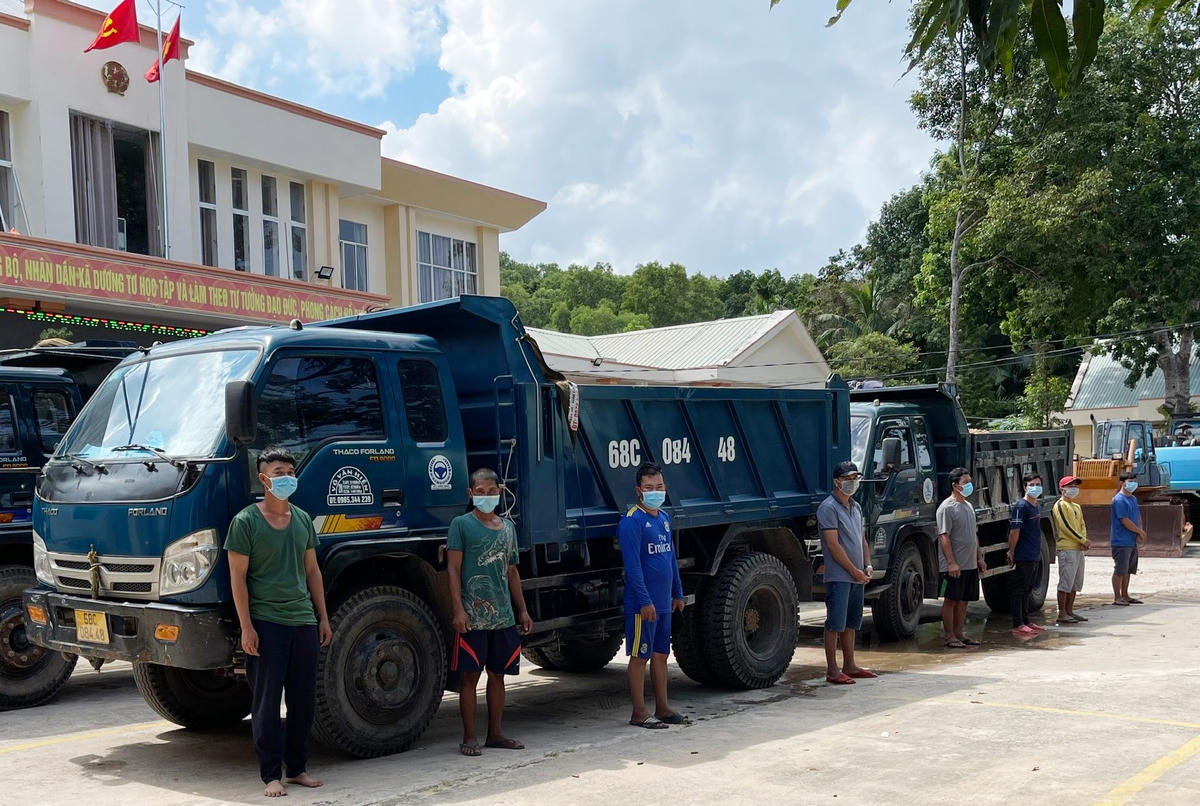 Tang vật và các đối tượng khai thác cát trái phép.