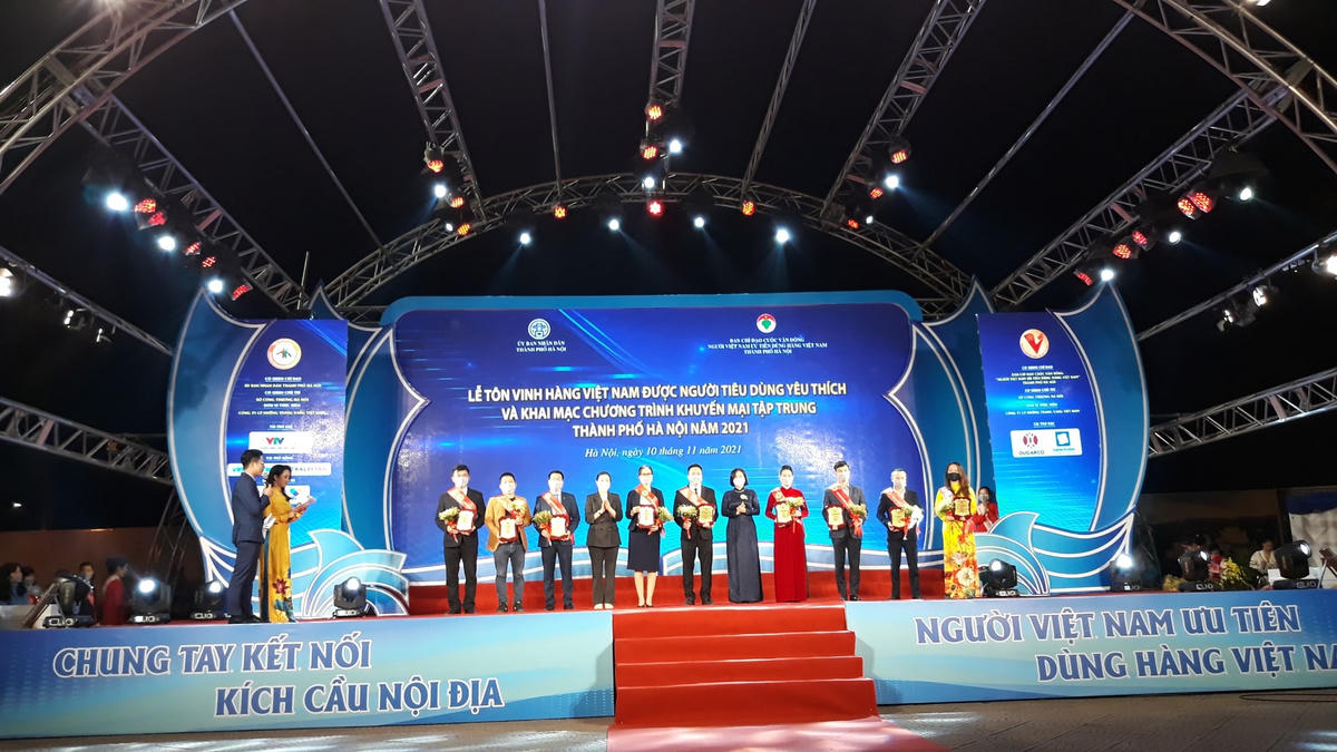 Phó Chủ tịch UBTƯ MTTQ Việt Nam Trương Thị Ngọc Ánh và Phó Bí thư Thường trực Thành ủy Hà Nội Nguyễn Thị Tuyến trao chứng nhận cho các doanh nghiệp.