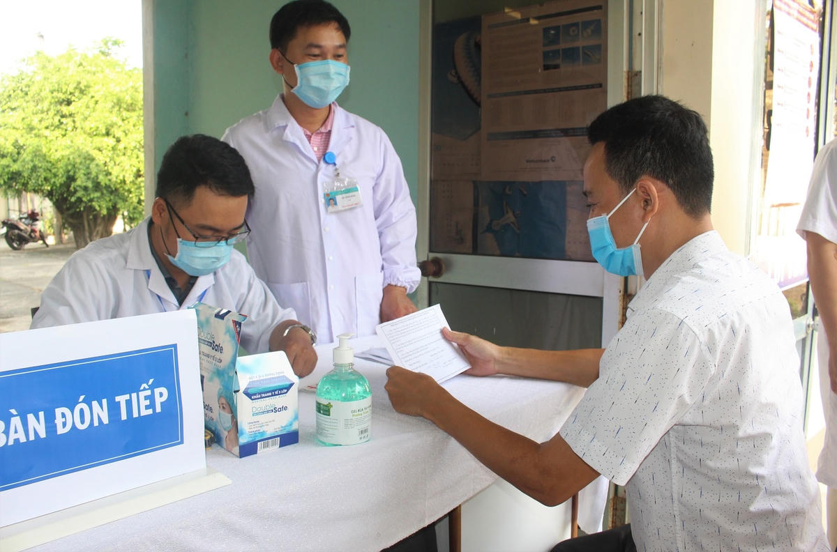Nhân viên y tế hướng dẫn những đối tượng tiêm chủng làm các thủ tục cần thiết để được tiêm vaccine Covid-19.