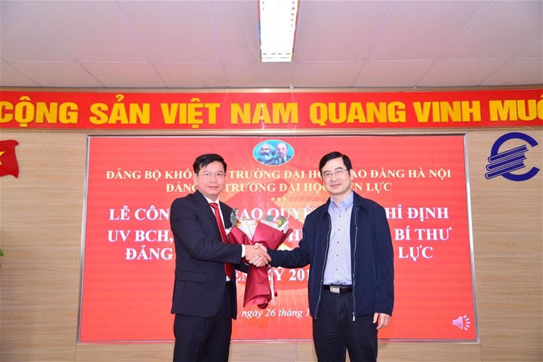 TS. Trương Huy Hoàng – Bí thư Đảng ủy tặng hoa chúc mừng.