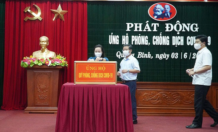 Cán bộ tỉnh Quảng Bình tham gia ủng hộ phòng, chống dịch Covid-19 tại lễ phát động. 