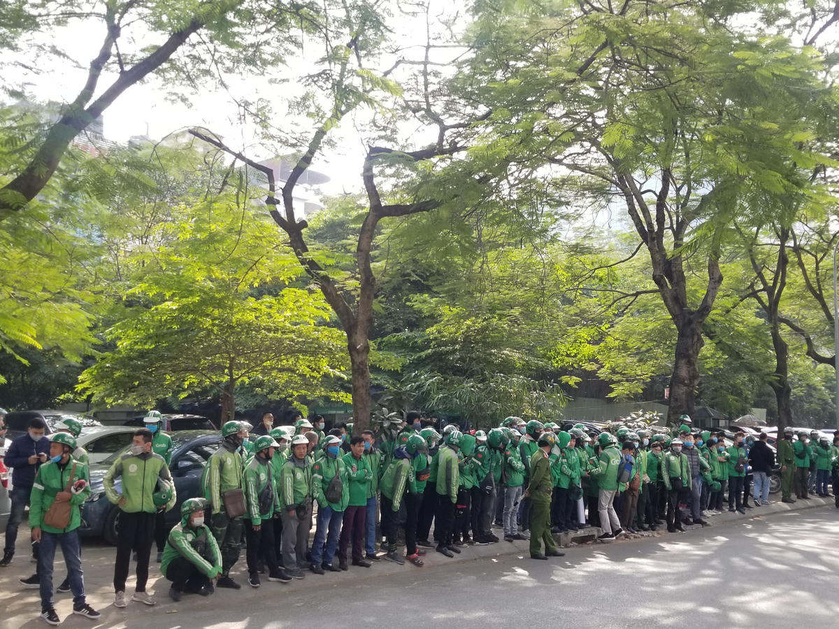 Hàng dài tài xế tập trung tại đây, lực lượng công an khu vực cũng đã có mặt để đảm bảo trật tự