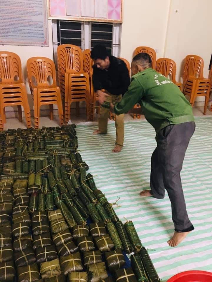 Bà con xứ Nghệ trắng đêm nấu bánh gửi người dân vùng lũ