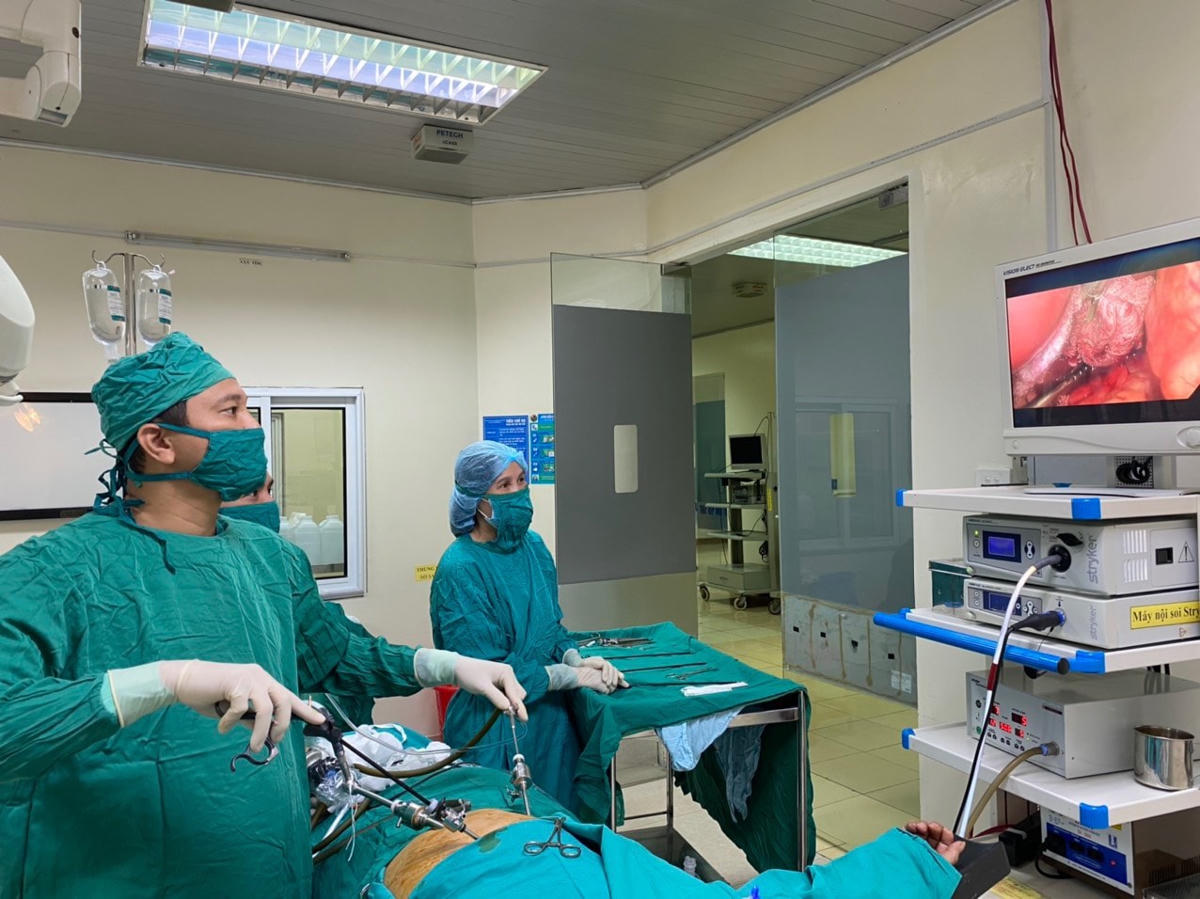 Các bác sỹ tiến hành mổ nội soi cho bệnh nhân.
