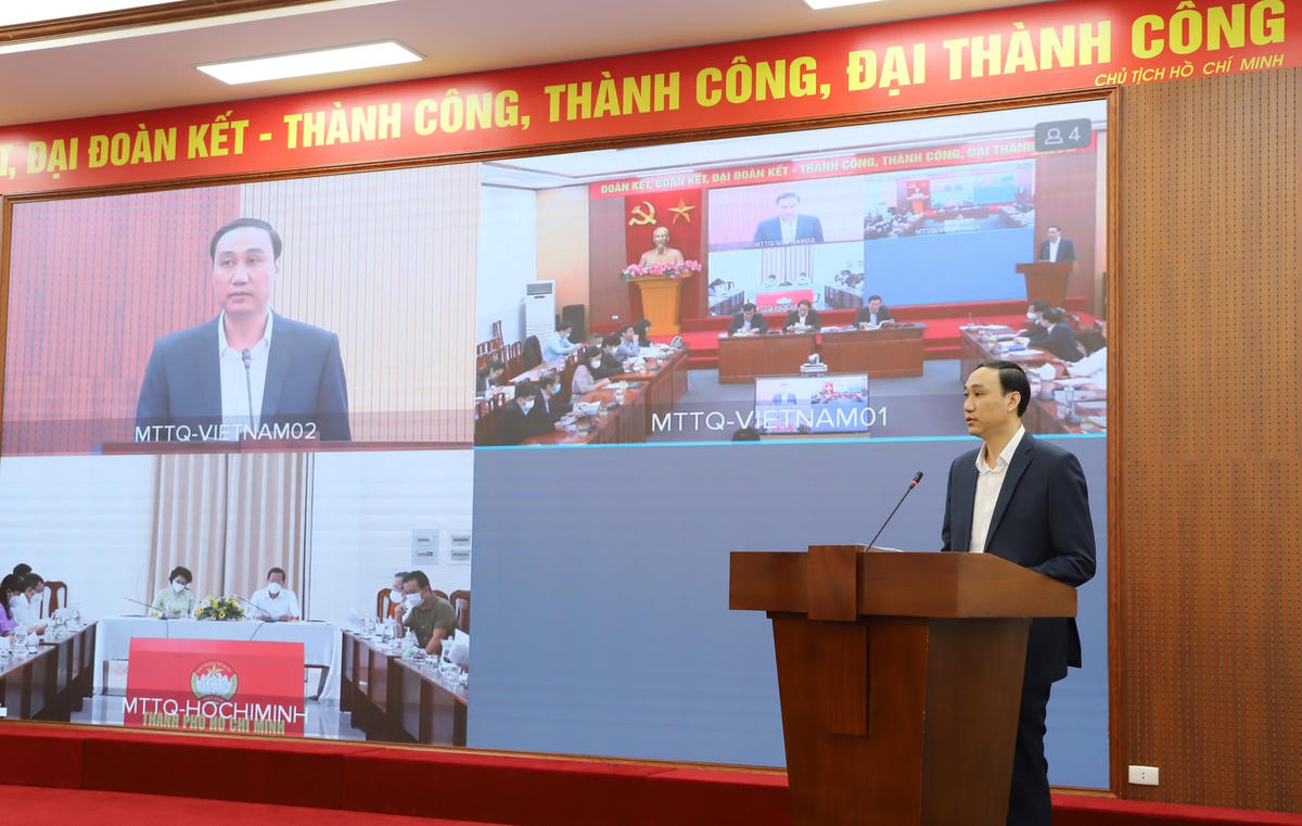 Phó Chủ tịch UBTƯ MTTQ Việt Nam Phùng Khánh Tài trình bày Kế hoạch tổ chức Lễ tưởng niệm.