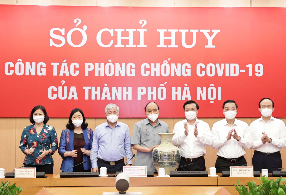 Chủ tịch nước tặng quà động viên Sở chỉ huy công tác phòng, chống dịch của TP Hà Nội.
