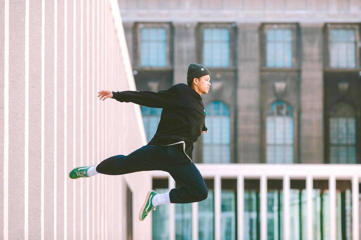 Trọng Hiếu cool ngầu với shot hình độc: “Thần điêu đại hiệp múa võ trên không tìm Cô Cô. Em đâu rồi?”.