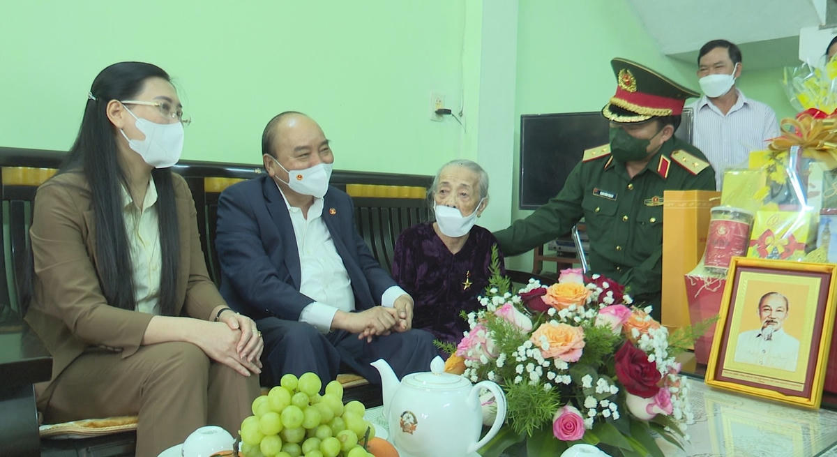 Chủ tịch nước Nguyễn Xuân Phúc thăm và tặng quà cho Mẹ Việt Nam anh hùng Dương Thị Hơn.