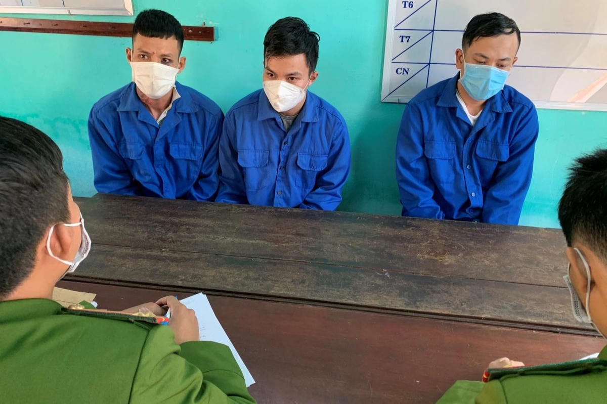 Công an lấy lời khai 3 đối tượng bắt cóc nạn nhân (Ảnh: Công an tỉnh Thừa Thiên - Huế).