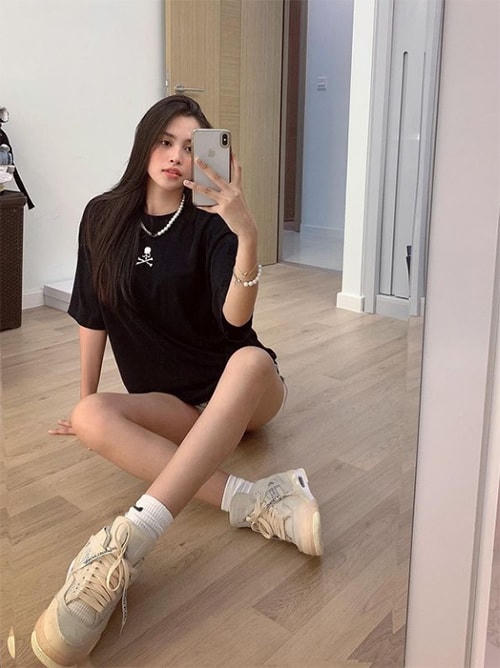 Hoa hậu Tiểu Vy hài hước bình luận về bức ảnh selfie trước gương của mình: "Có rất nhiều thứ có thể mua được bằng tiền. Nhưng con tim ta thì tiền không được làm phiền".