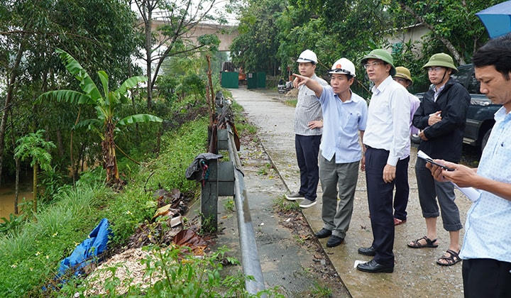 Đoàn công tác của Văn phòng Ban Chỉ đạo Trung ương về Phòng chống thiên tai đi kiểm tra thực địa mực nước lũ trên các sông.
