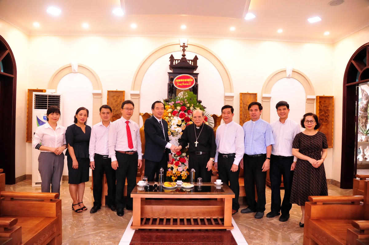 Phó Chủ tịch Ngô Sách Thực tặng hoa chúc mừng Tòa Giám mục Hưng Hóa. Ảnh: Mạnh Cường.