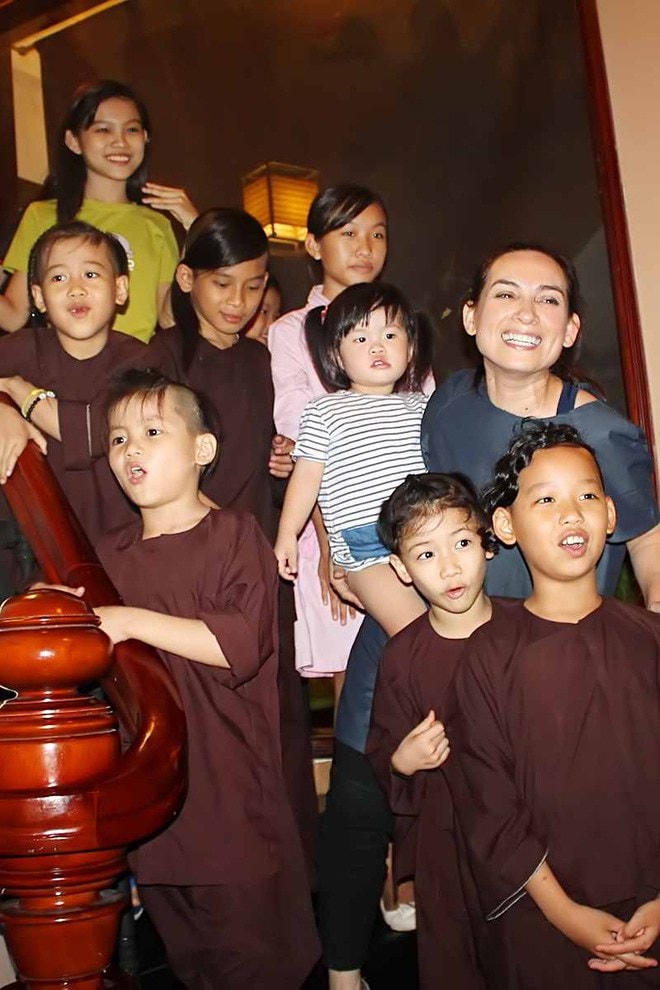 Phi Nhung và các con nuôi.