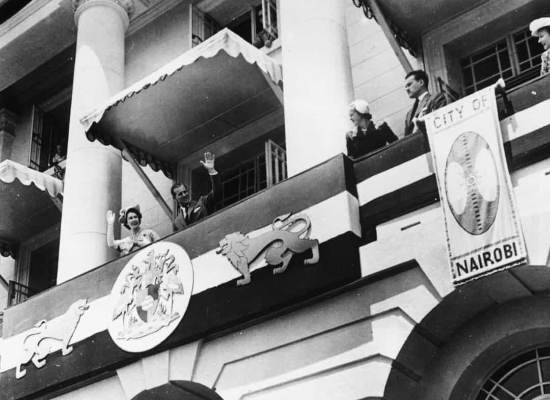 Vẫy tay trước đám đông từ ban công của Tòa thị chính, Nairobi, Kenya năm 1952.