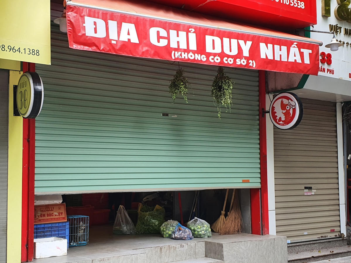 [ẢNH] Hà Nội: Quán ăn gấp rút chuẩn bị trước giờ mở bán trở lại