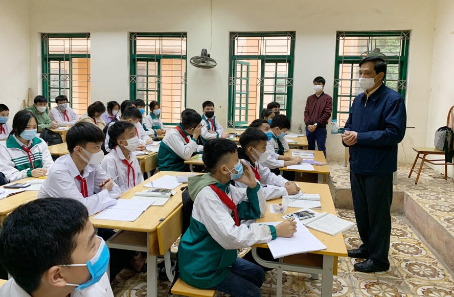 Phó Giám đốc Sở GDĐT Hà Nội Phạm Xuân Tiến trò chuyện với học sinh Trường Trung học cơ sở Phù Linh (huyện Sóc Sơn).