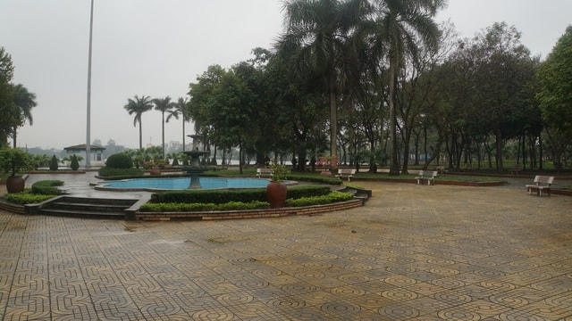 Bên trong công viên Bạch Đằng cũng không một bóng người.  