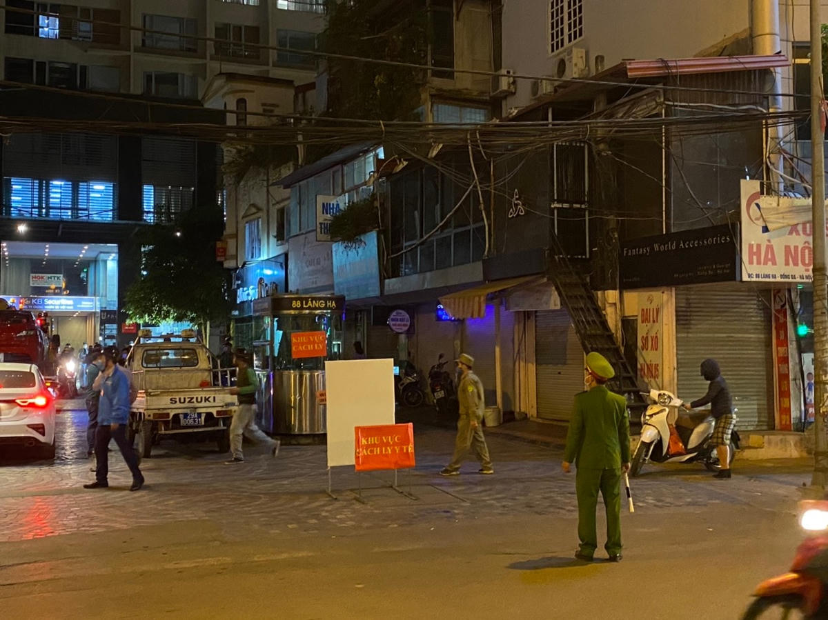 [ẢNH] Phong tỏa tòa nhà Chung cư 88 Láng Hạ nơi BN1956 sinh sống