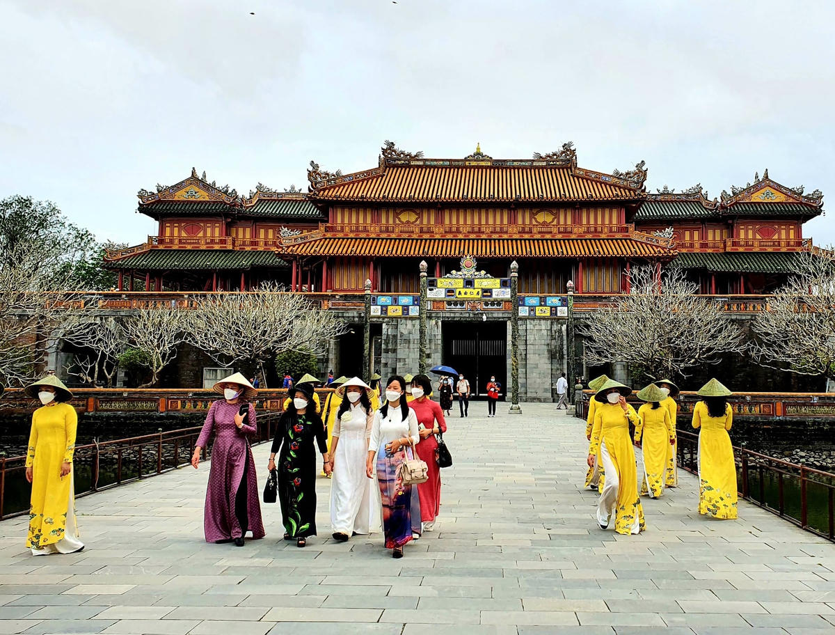 Du khách đến tham quan Đại nội Huế. Ảnh: Lê Chung.