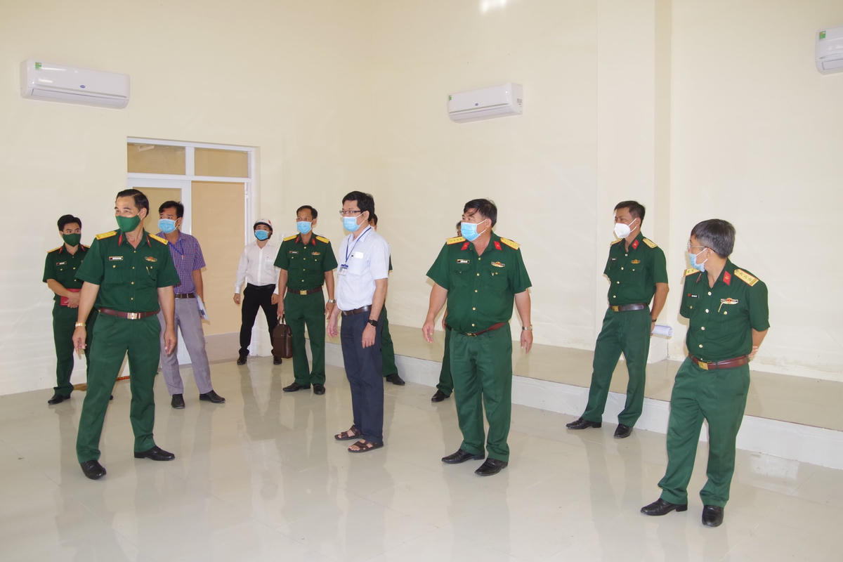 Kiểm tra các bước và phòng ốc tại khu cách ly tập trung.