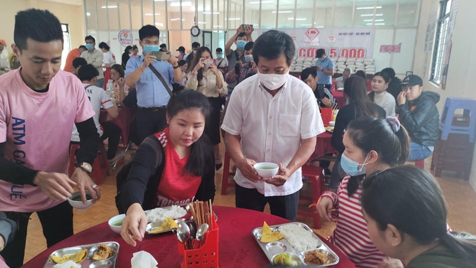 Ông Hải phục vụ từng khay cơm đến từng bát canh để người dùng ngon miệng và cảm thấy được phục vụ chu đáo.