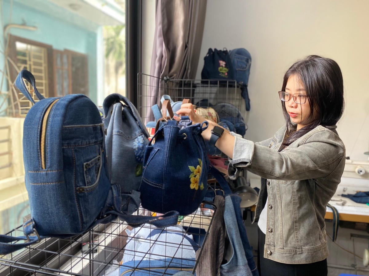 "Phải lòng" những chiếc quần jeans cũ, chị Ngân tìm cách tạo thành những món đồ thời trang.