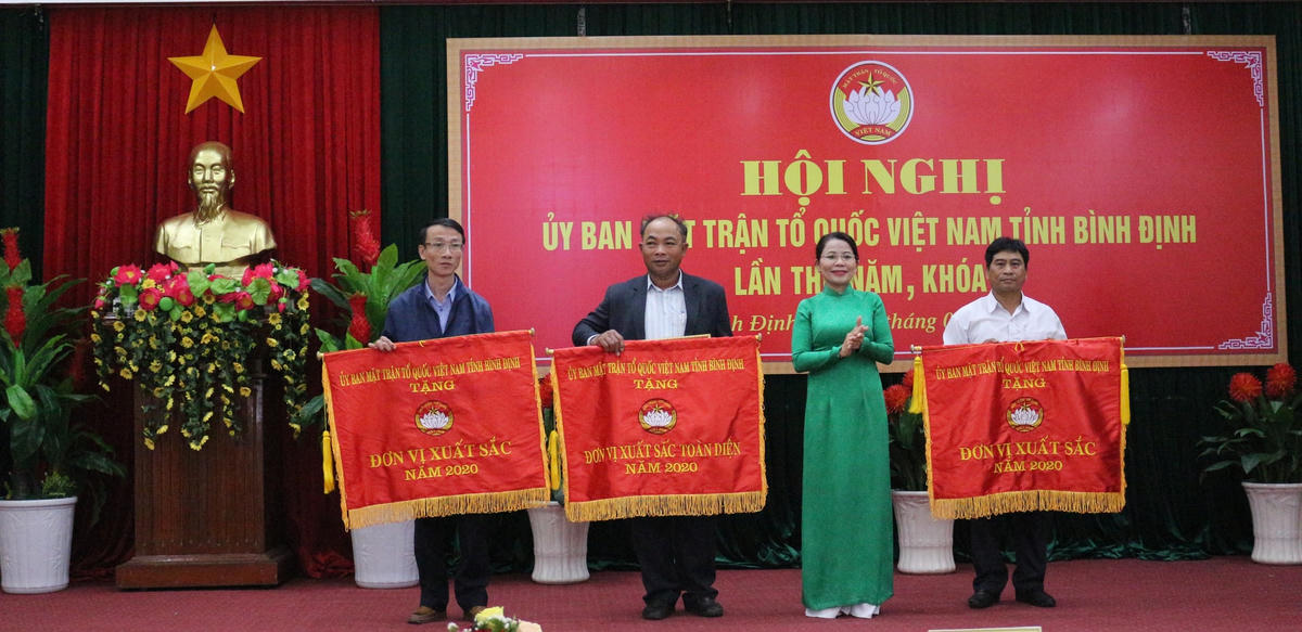 Chủ tịch Ủy ban MTTQ Việt Nam tỉnh Bình Định, trao cờ thi đua cho 3 đơn vị có thành tích xuất sắc trong công tác Mặt trận 2020.
