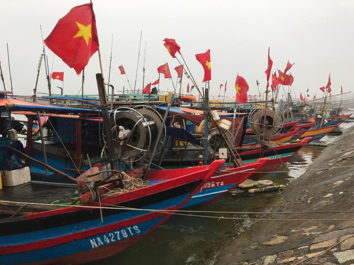 Phía bên kia cảng Cửa Sót, tàu cá "tấp bờ" nhiều ngày vì biển động và giá nhiên liệu tăng cao.