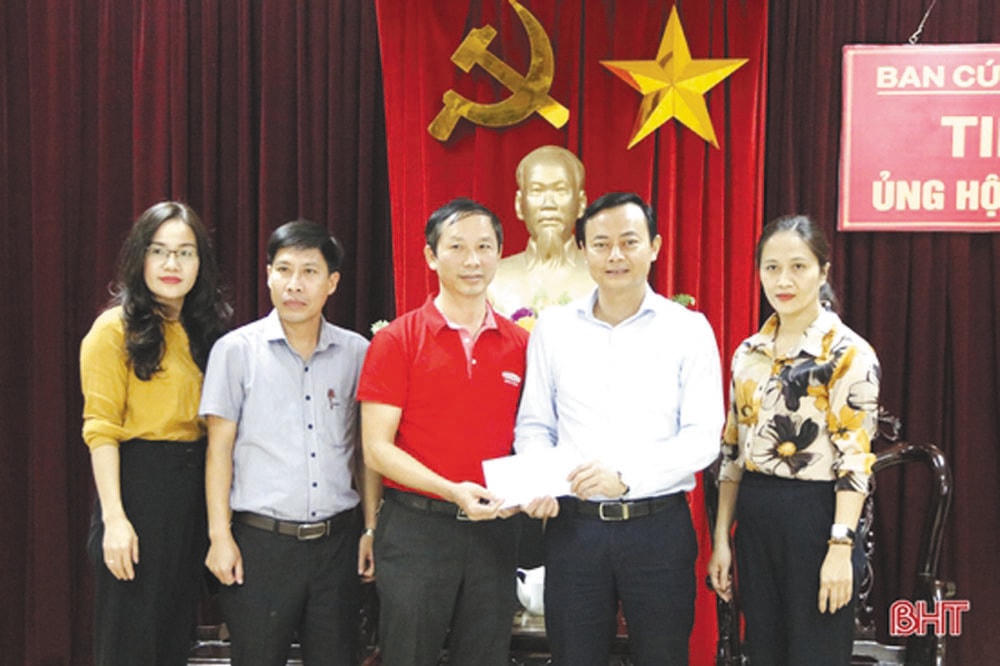 Ông Hà Văn Hùng - Chủ tịch Ủy ban MTTQ Việt Nam tỉnh Hà Tĩnh (thứ hai bên phải) tiếp nhận hỗ trợ từ các nhà hảo tâm. Ảnh: H.Nguyên. 
