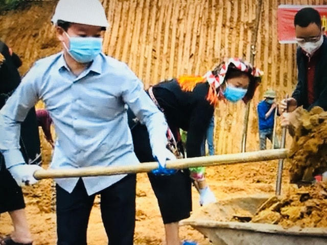[ẢNH] Bí thư, Chủ tịch tỉnh xuống bản xúc đất làm đường, xây nhà văn hóa