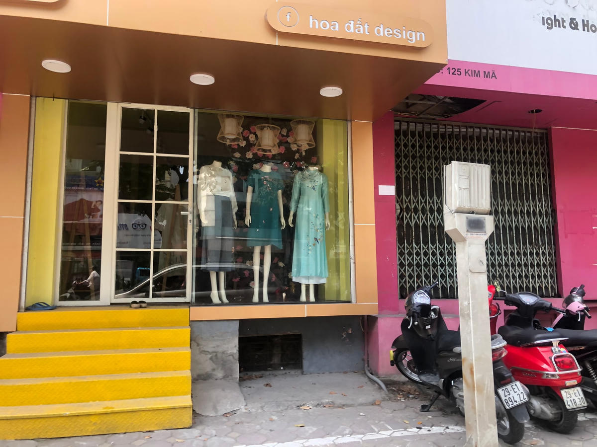 Vẫn có một số shop thời trang tiếp tục vượt dịch, nhưng khách thì rất hiếm .