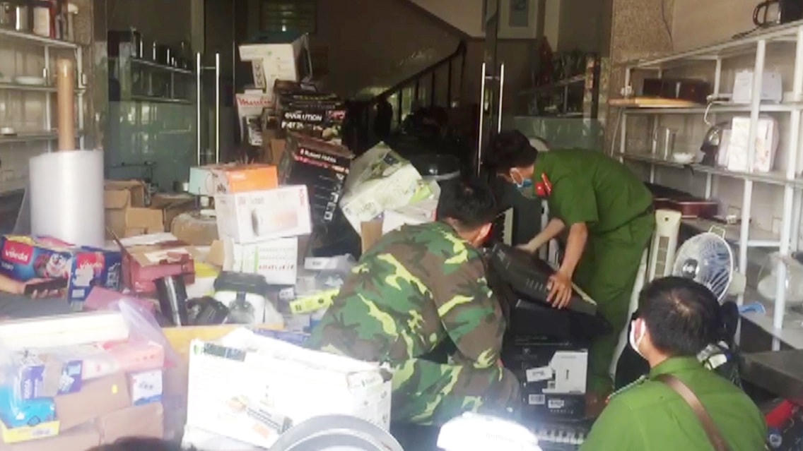 Cận cảnh hơn 1,3 tấn hàng nghi lậu chất đầy nhà thượng tá biên phòng