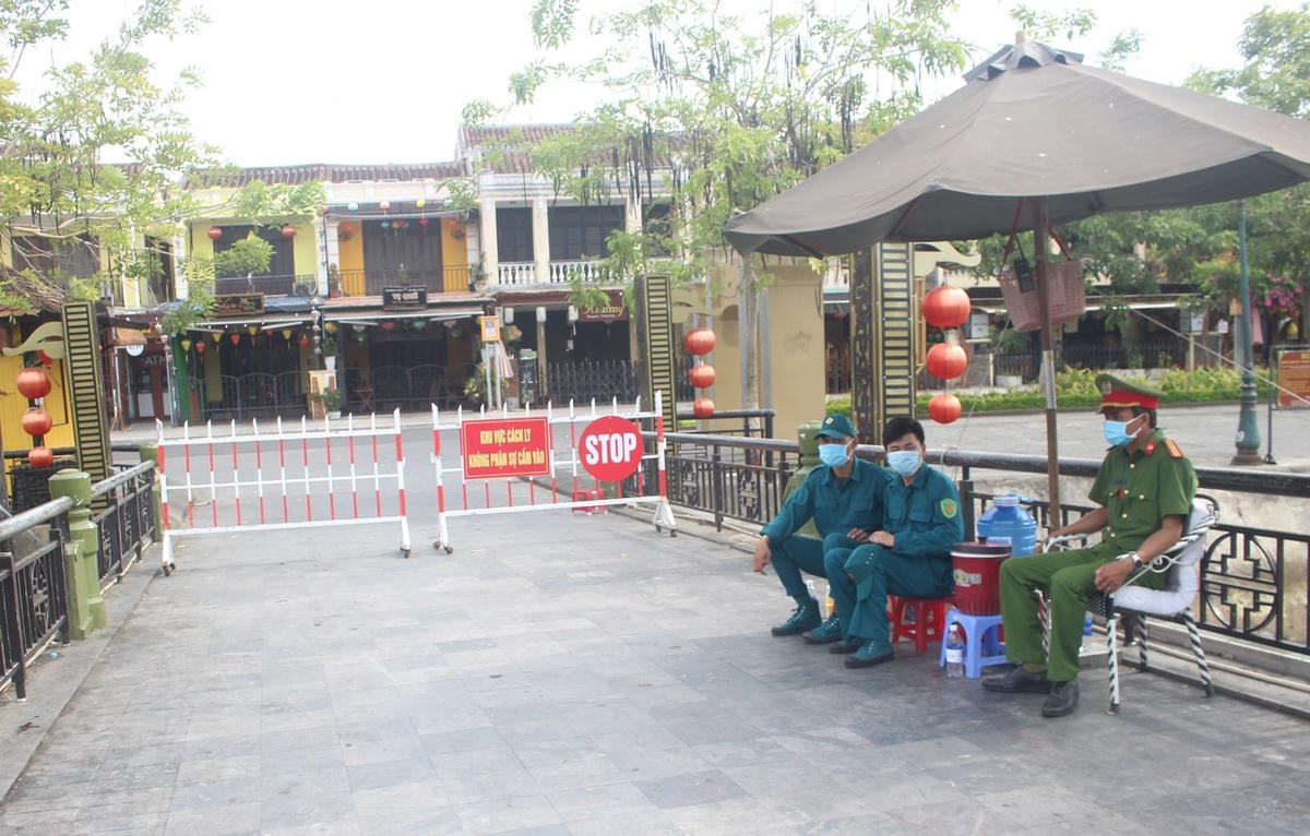 Lực lượng chức năng phong tỏa khối phố An Hội.