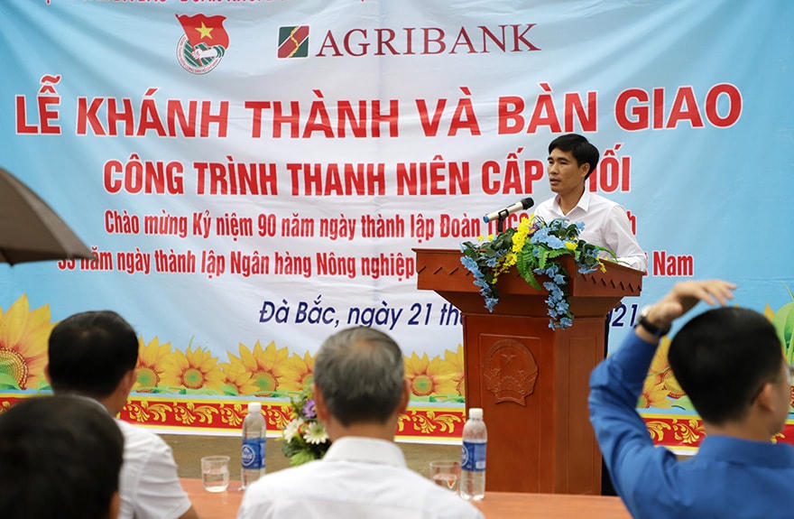 Đại diện lãnh đạo UBND huyện Tú Lý phát biểu tại buổi lễ khánh thành các công trình thanh niên của đoàn Agribank.
