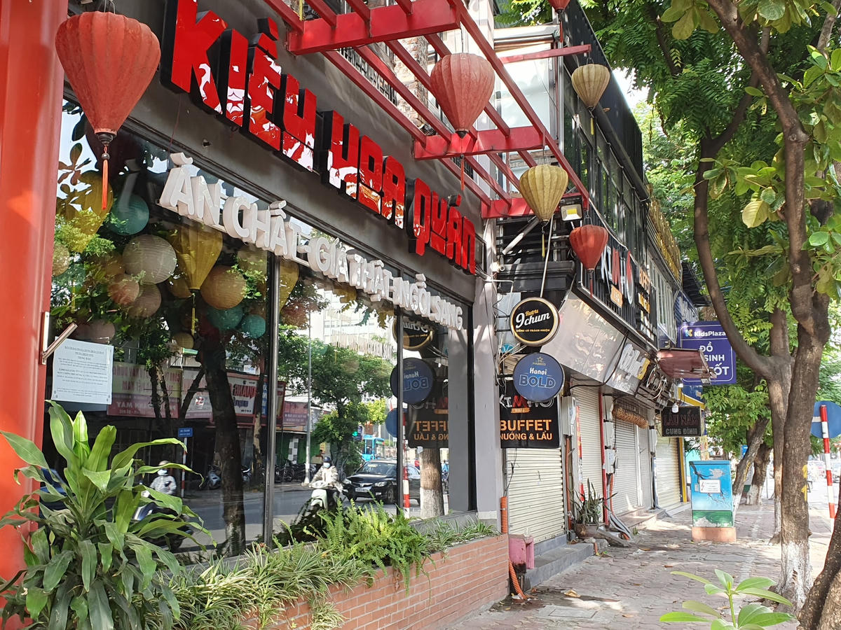 Cả con phố ẩm thực vốn rất nhộn nhịp bỗng chốc trở nên vắng vẻ...