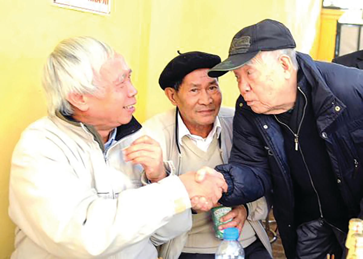 Nhà báo Trần Bảo Hưng (ngoài cùng bên trái).