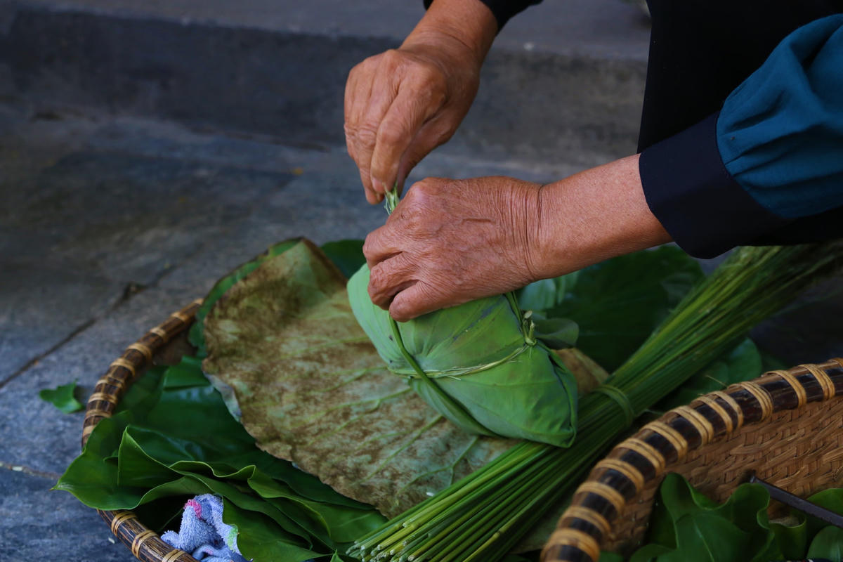 Cốm thường được gói trong lá sen hoặc lá chuối để giữ đúng hương thơm, vị mềm dẻo. (Ảnh chụp trước ngày 23/7).