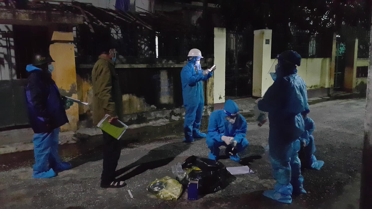 Cán bộ Y tế TX Bỉm Sơn xuyên đêm truy vết các F còn lẩn khuất trong cộng đồng. Ảnh: Vũ Phương.